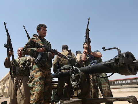 Archiefbeeld: Koerdische militairen nemen positie in tegen de militanten van terreurgroep IS in Kirkuk, Irak.