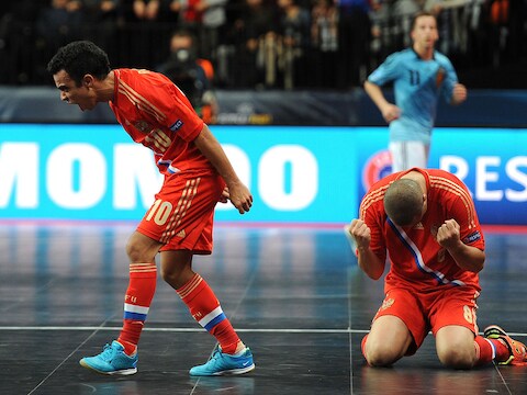 De Russen vieren na de gewonnen halve finale tegen Spanje.
