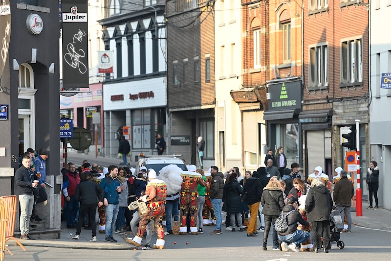 De burgemeester riep de carnavalisten op om de feestelijkheden niet meer te laten doorgaan.