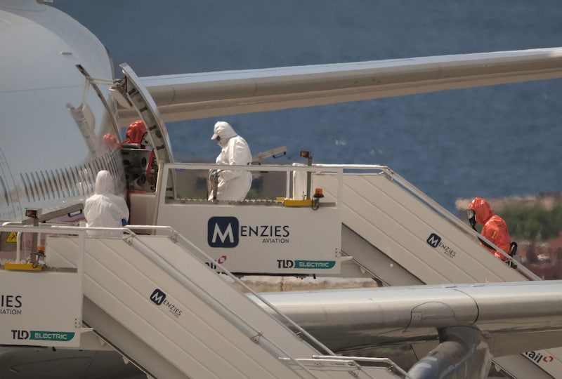 A passenger is on the board of a plane from the Spanish island overlooking the board and is hit by the hantavirus on the cruise ship Hondius.