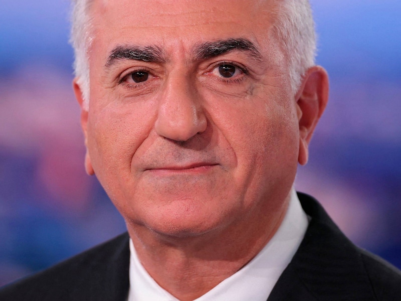 Sinds 1979 leeft Reza Pahlavi in ballingschap, het jaar waarin de Iraanse Revolutie ten einde kwam en zijn vader Mohammed Reza Pahlavi de macht verloor.