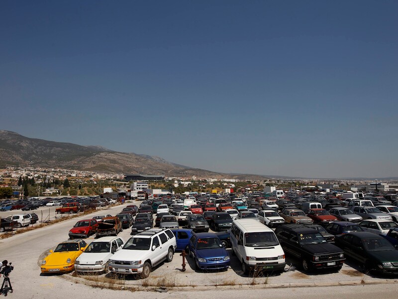 Een parkeerterrein vol geconfisqueerde auto's in Athene.