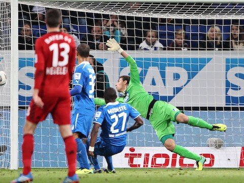 Kiessling verslaat Casteels met een kopbal (letterlijk) door het zijnet.