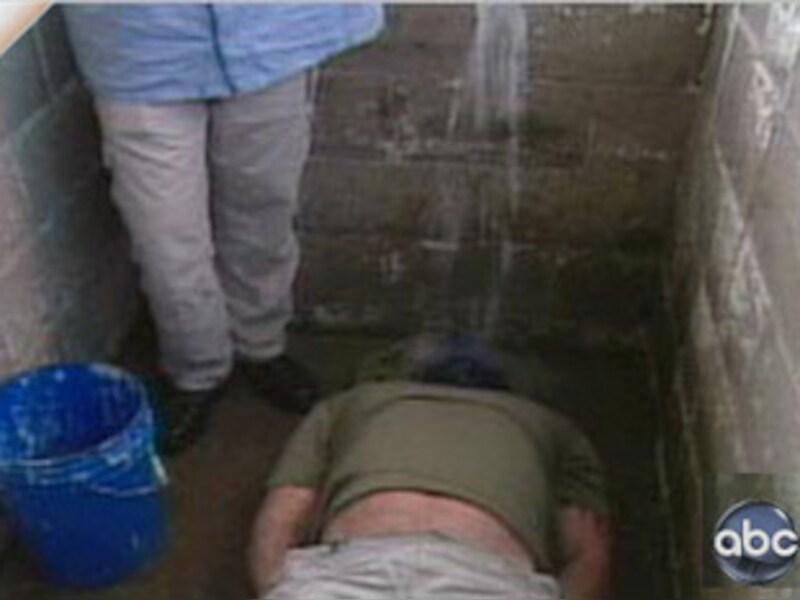 Waterboarding geeft de ondervraagde het gevoel dat hij verdrinkt.