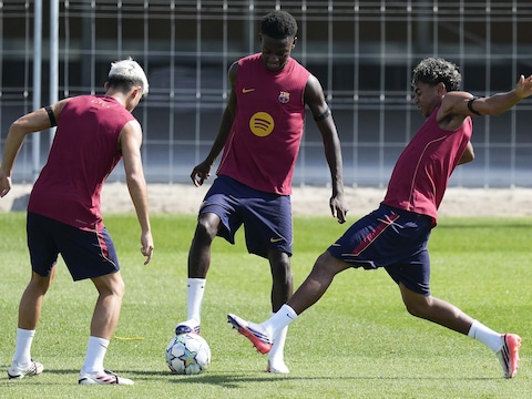 Grote opluchting voor Jesse Bisiwu: jonge Belg van Barcelona staat na lelijke trap op enkel al opnieuw op het trainingsveld