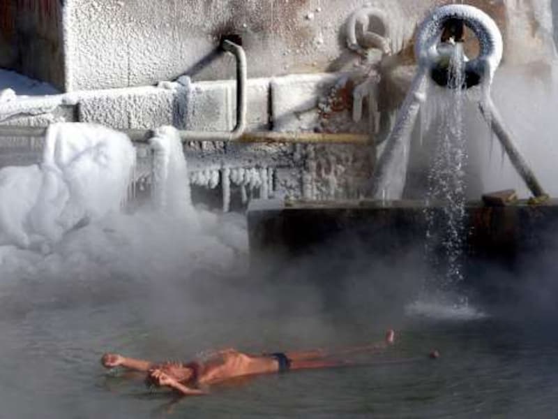 Een Bulgaar ontvlucht de koude in een warmwaterbron.