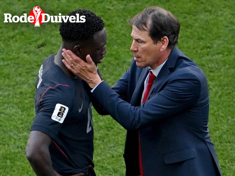 Rudi Garcia spreekt Folarin Balogun nog wat troostende woorden toe.