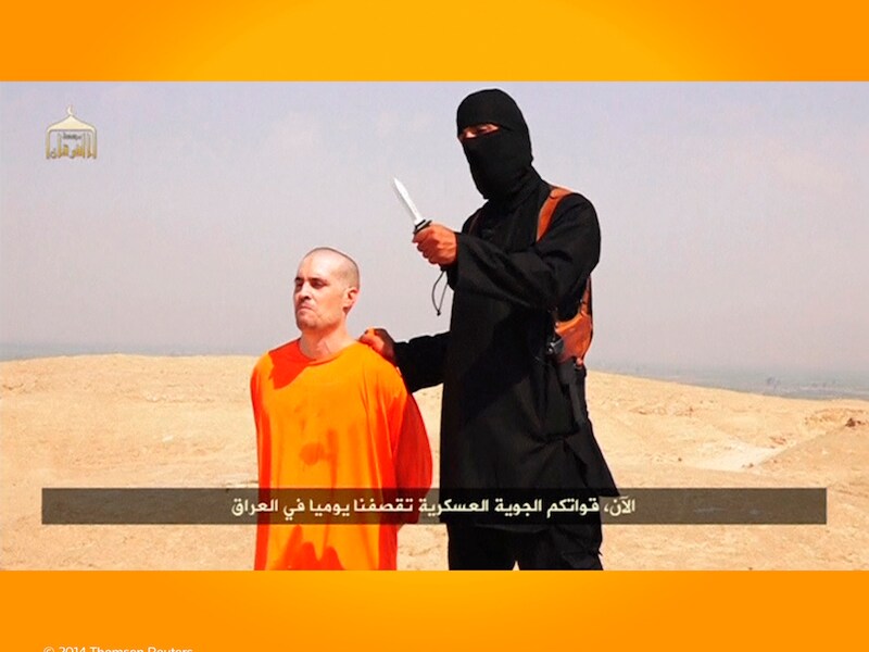 Beeld uit de video waarin de Amerikaanse journalist James Wright Foley wordt onthoofd.