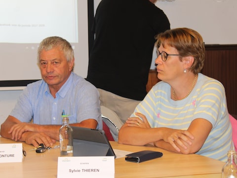 Burgemeester Gerard Liefooghe, hier met schepen Karolien Avonture, tijdens de gemeenteraad van donderdag 27 augustus: “Aankoopcentrales ontlasten onze administratie substantieel.”