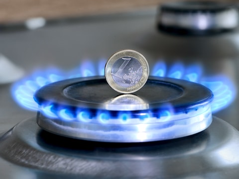 Hoewel positieve signalen uit het Midden-Oosten uitblijven, vindt er in mei toch een prijsdaling plaats wat betreft de energietarieven. 