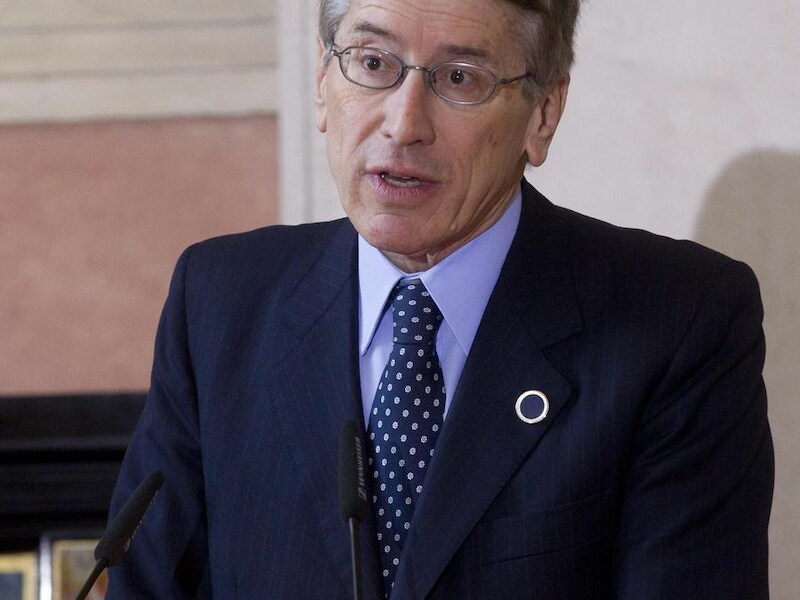 Giulio Terzi di Sant'Agata kan niet leven met de beslissing van de regering van premier Mario Monti om de twee militairen toch terug te sturen naar India.
