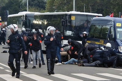 Gemaskerde deelnemers raken slaags met politie: oproerpolitie zet traangas in