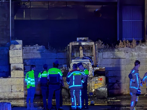 Een bulldozer is maandagavond rond 21.00 uur volledig uitgebrand op de site van afvalverwerker Bruco aan Venhof in Wijnegem.