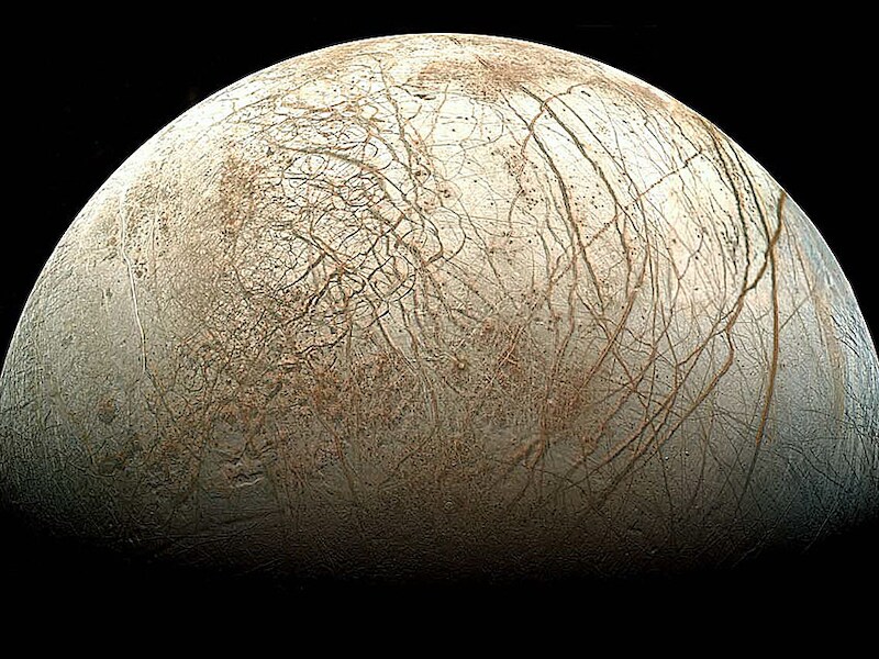 Het ijsoppervlak van Europa zit vol scheuren en barsten, maar is een van de meest egale uit het zonnestelsel