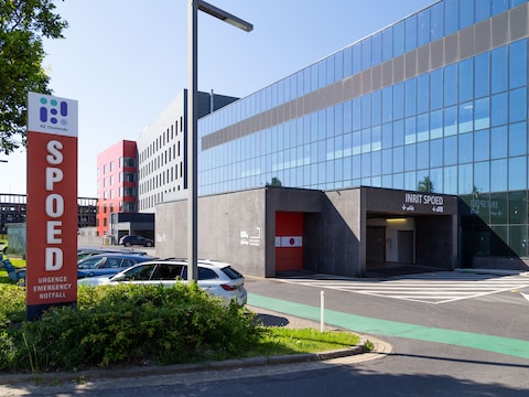 De fietsster werd overgebracht naar het ziekenhuis in Oostende.