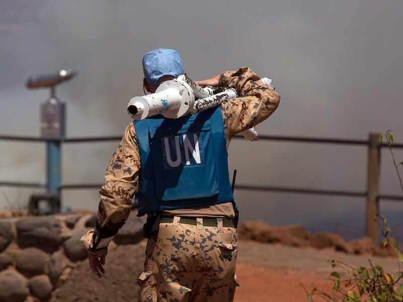 Een blauwhelm op de Golanhoogten, waar Syrische rebellen en het regeringsleger met elkaar in gevecht zijn.