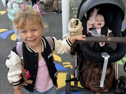 Penny-Jane is klaar voor de eerste schooldag.