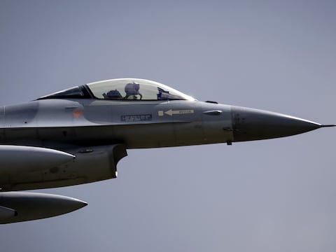 Archiefbeeld uit 2024. Een F-16 van de Nederlandse luchtmacht is op weg naar Oekraïne