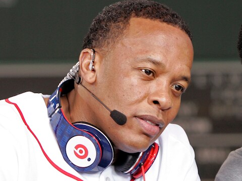 Dr. Dre met zijn bekende Beats-hoofdtelefoon.