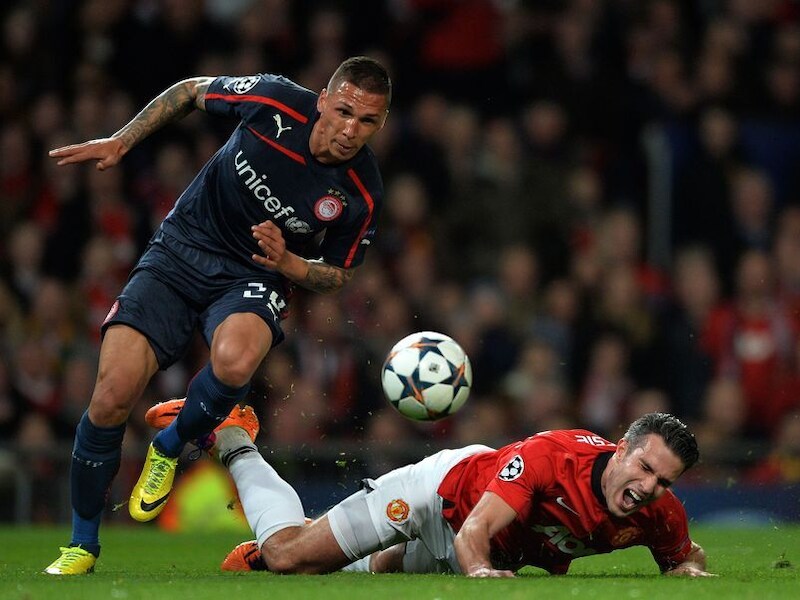 Van Persie wordt geraakt door Holebas van Olympiakos.