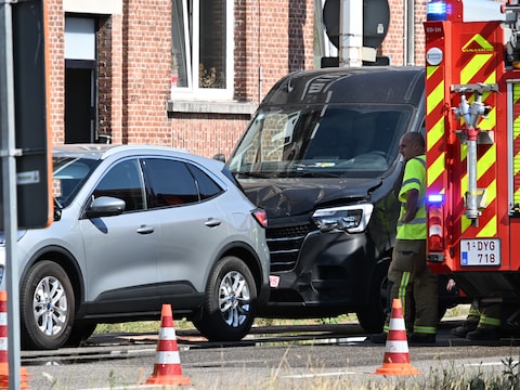 Twee van de betrokken voertuigen vertonen duidelijke schade na de botsing op de Provinciesteenweg in Boechout. (Foto: Marc De Roeck)