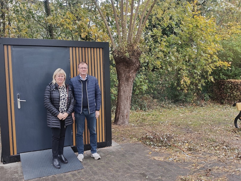 Burgemeester Annick Vermeulen en schepen van gebouwenbeheer Peter Haesaert bij het nieuw openbaar toilet aan de begraafplaats Zedelgem De Leeuw