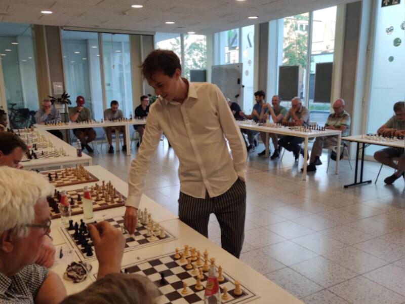Belgisch kampioen Sim Maerevoet wint schaaksimultaan bij Schaakclub 64 in Beveren