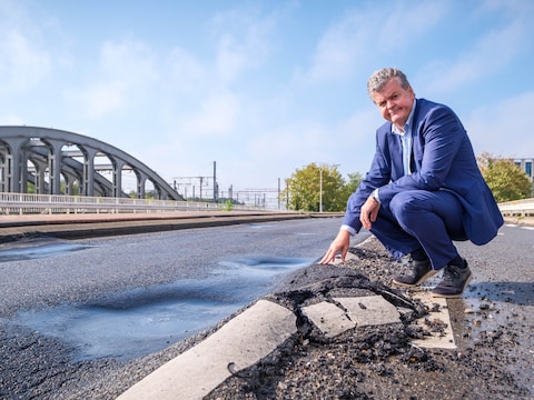 Burgemeester Bart Somers (Voor Mechelen) op de versleten Postzegelbrug, die als alternatieve route extra verkeer dreigt te moeten slikken.