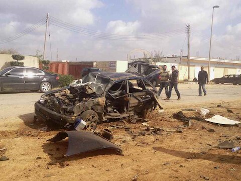 De uitgebrande auto in Benghazi.