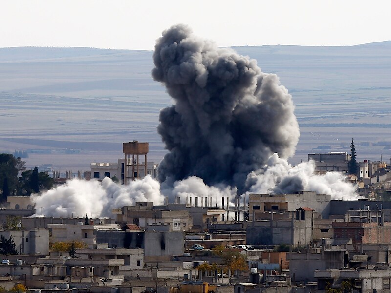 De Syrische grensplaats Kobani na een luchtaanval door de Westerse coalitie. Archiefbeeld.