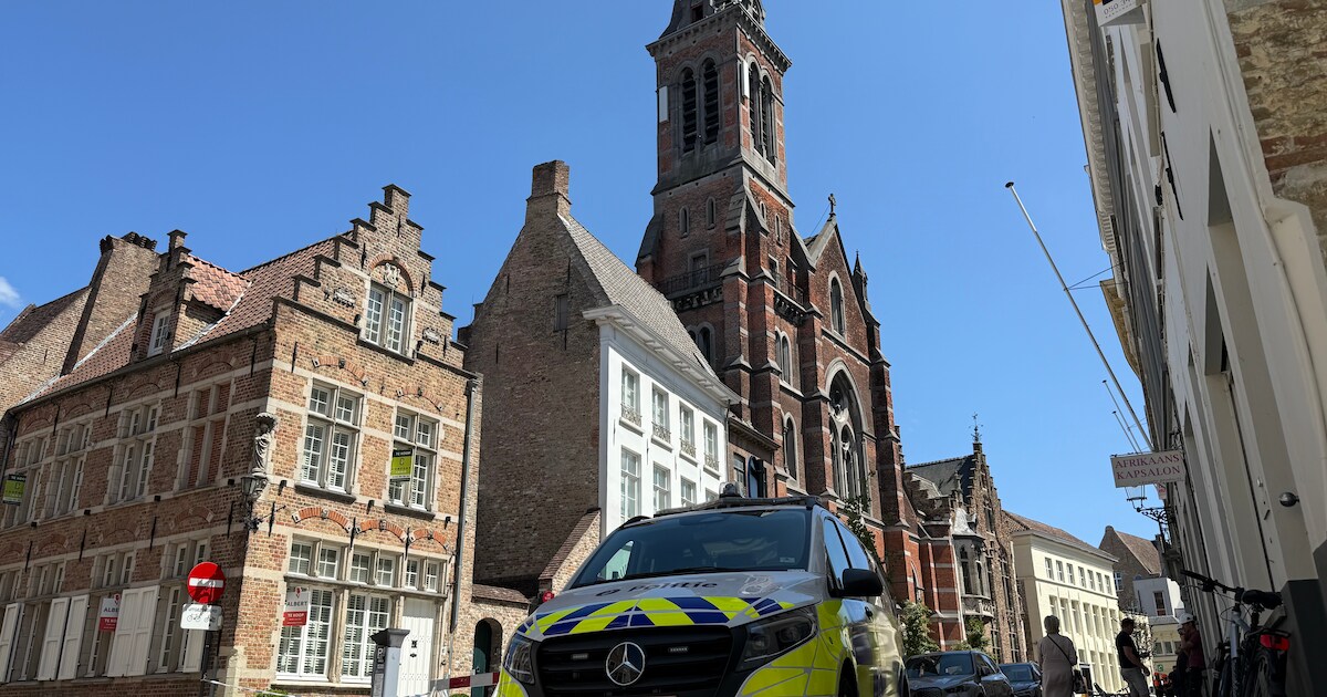 Kruis dat naar beneden dreigt te vallen van kerktoren in Brugge wordt zaterdag weggehaald