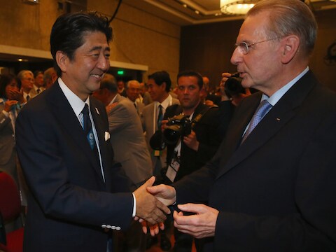 Premier Abe (l) schudt de hand van IOC-voorzitter Jacques Rogge.
