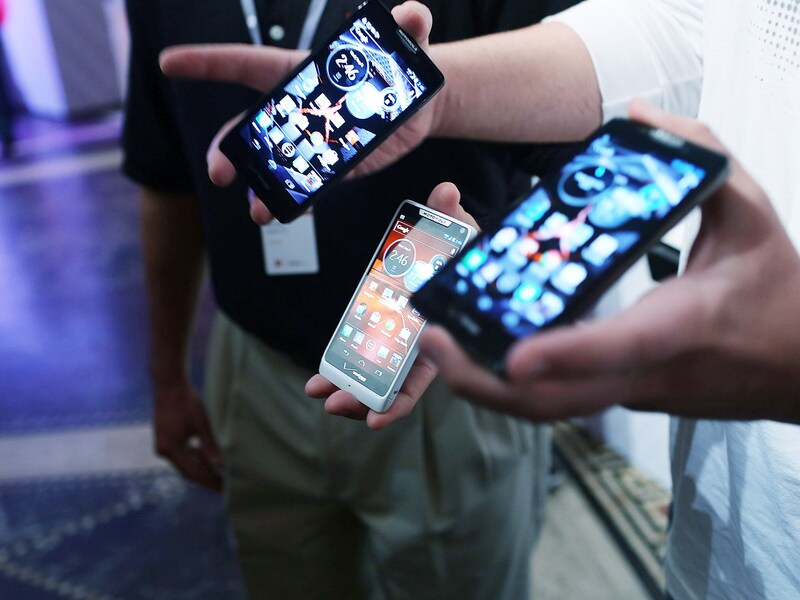 Drie Motorola Razr-smartphones.