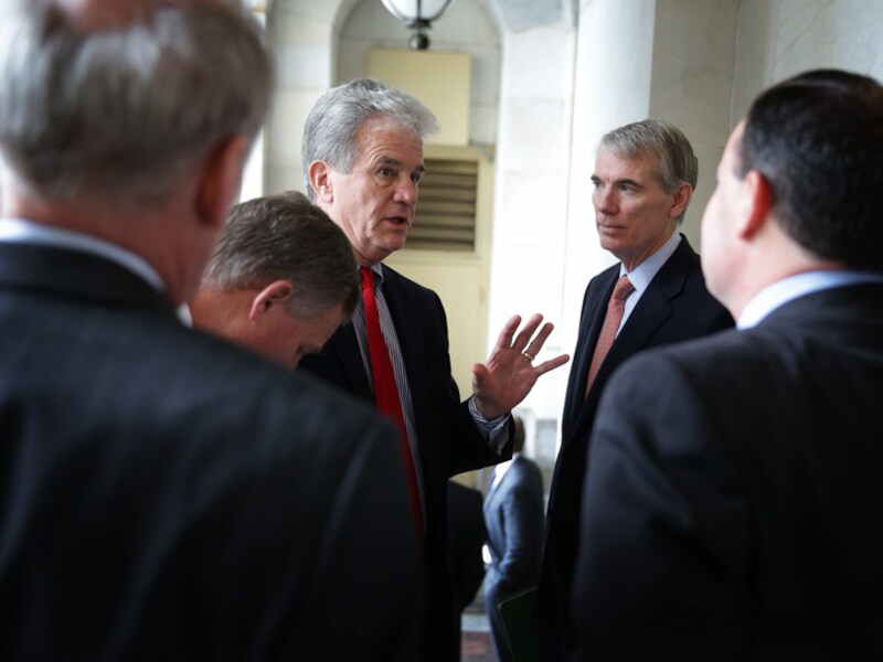Enkele Republikeinse senatoren in overleg.