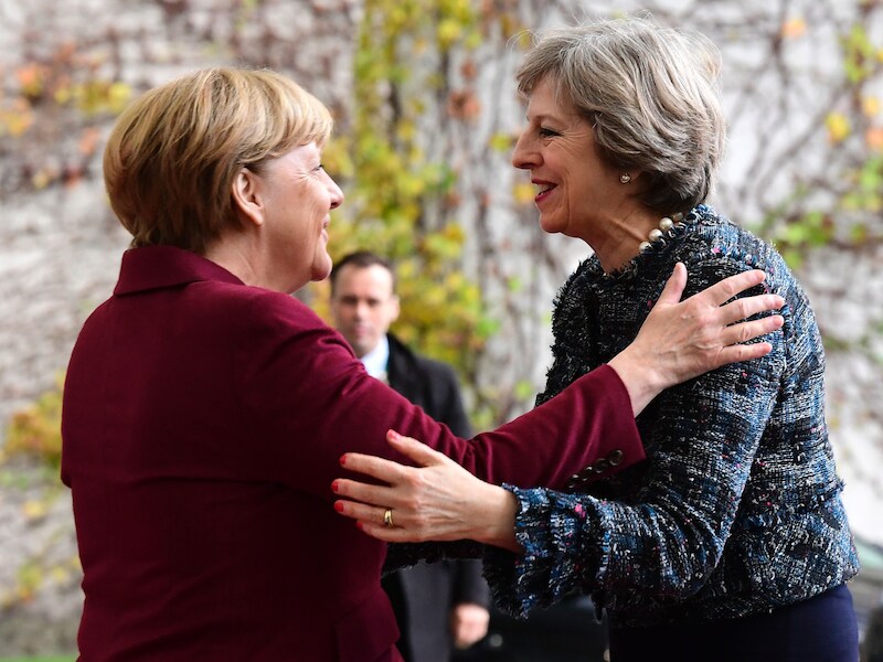 Angela Merkel en Theresa May ontmoetten elkaar eind vorig jaar in Berlijn.