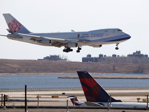 Een cargovliegtuig van China Airlines landt op de John F. Kennedy-luchthaven in New York. Archiefbeeld.
