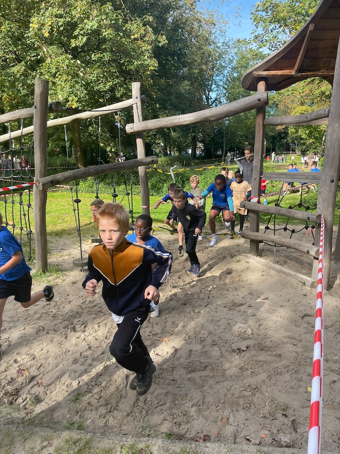 leerlingen-leggen-uitdagend-parcours-af-tijdens-obstakelrun-sint-gorik