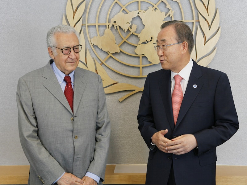 Lakhdar Brahimi (L) naast Ban Ki-moon (R).