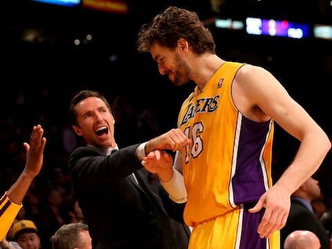 Steve Nash (links) heeft lol met ploeggenoot Pau Gasol.
