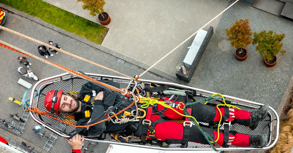 Brandweerlieden hangen 33 meter hoog aan PXL-toren tijdens spectaculaire reddingsoefening