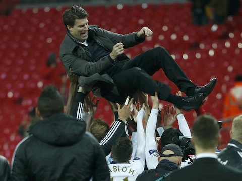 Laudrup wordt door de spelers van Swansea in de lucht gegooid na de zege in de League Cup.