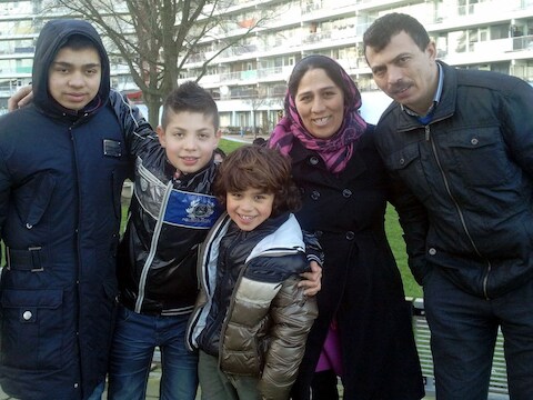 Het Turkse jongetje Yunus (midden) met zijn biologische ouders en broers op een foto gemaakt in januari 2013. De 9-jarige Yunus woont al sinds hij 5 maanden oud is bij het lesbische paar, maar dat stuit op verzet van zijn biologische moeder.