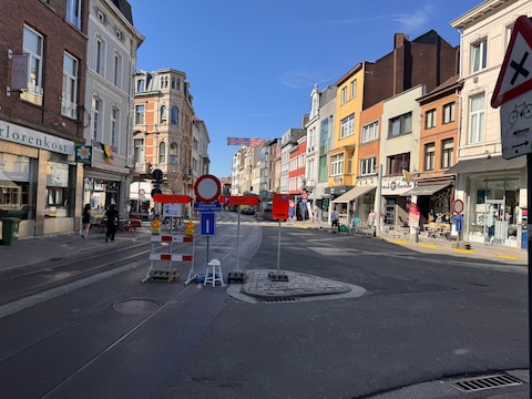 Fietsers worden tijdens de werken via de steile Plateaustraat omgeleid.  