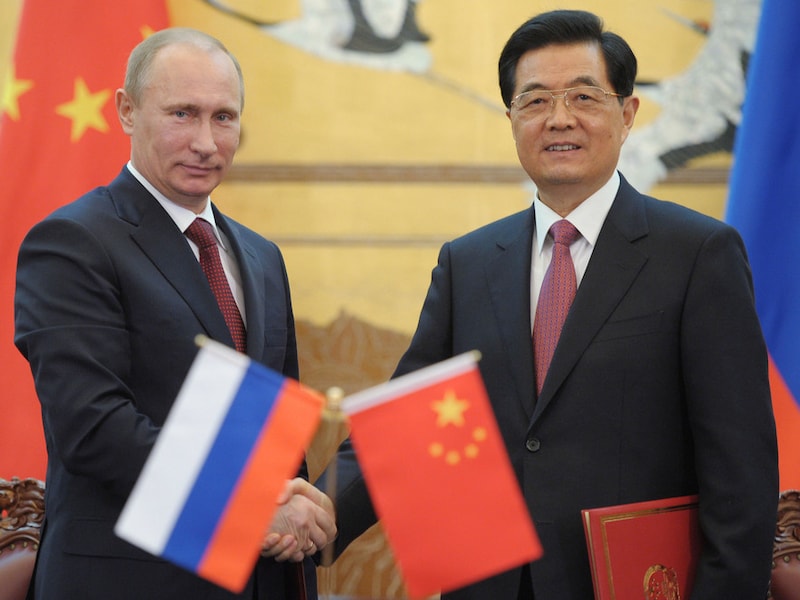 De Russische president Poetin (L) zei dat de samenwerking met de Chinese president Hu Jintao (R) een ongekend niveau bereikt heef.
