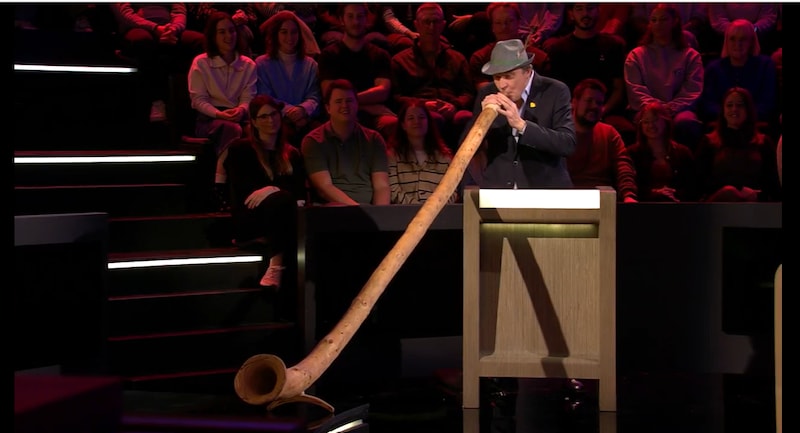 Erik Van Looy brak de zenuwen met een grappige noot.