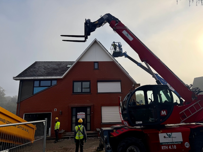 De afbraak is officieel gestart met deze woning in het noorden van Helchteren. 