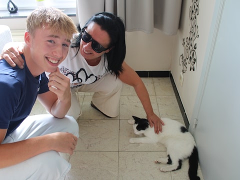 Cindy Van Handenhove en zoon Jonas: nog niet goed beseffende dat hun Diva echt opnieuw thuis is, maar extreem gelukkig!