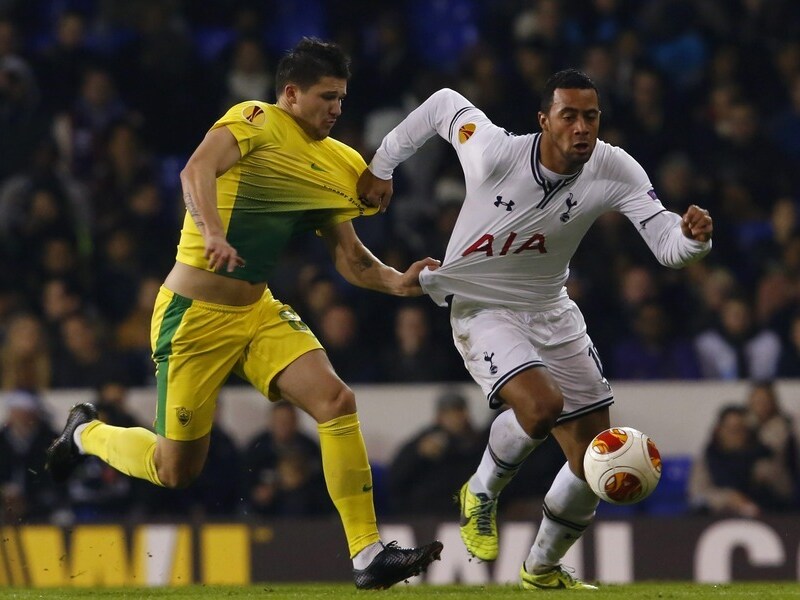 Moussa Dembélé in duel met Maksimov.