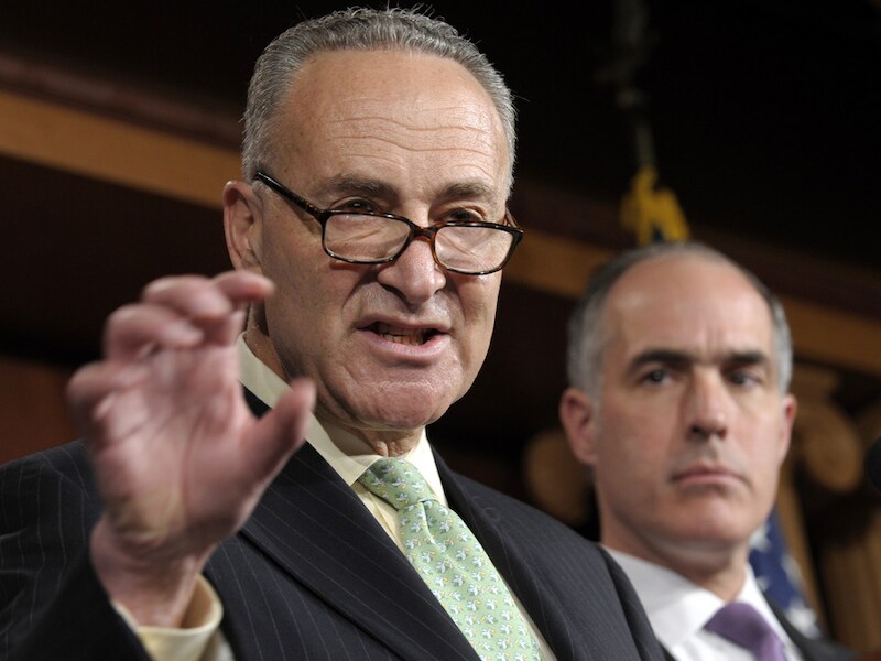 Senatoren Charles Schumer en Bob Casey.