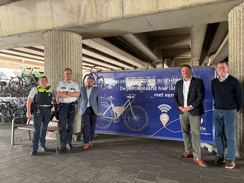 Hoofdinspecteur Delphine Van Renterghem, diensthoofd wijkwerking en onthaal Joost Van Hoey en burgemeesters Kim Martens, Rutger De Reu en Simon Lagrange aan het station van Deinze. 